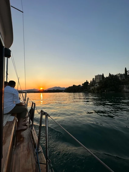 Uscita privata in barca a vela con conducente e aperitivo al tramonto 8